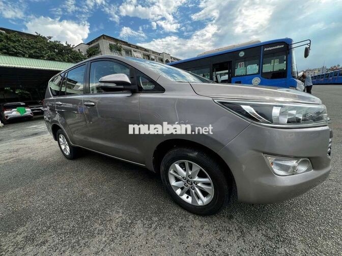 Toyota Innova số sàn Đồng ánh kim