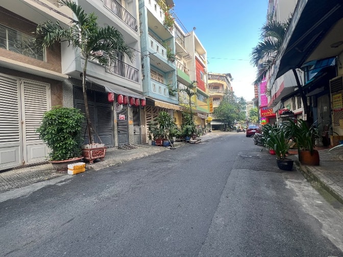 Bán nhà DT:5x20m, Mặt tiền Hoa Hồng, P2, Q.Phú Nhuận, giá: 26 tỷ.