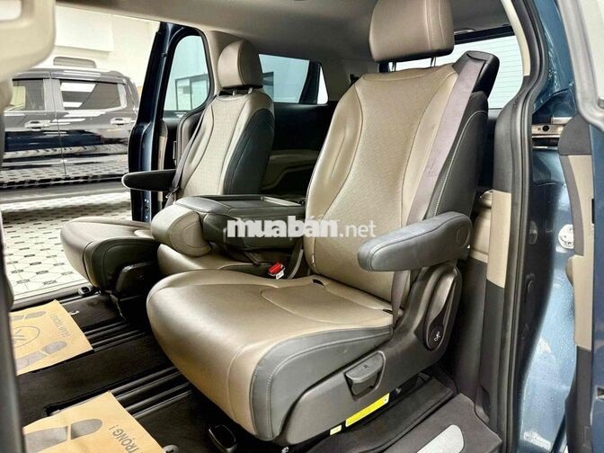 Kia Carnival 2024 2.2D Luxury 1v km Xanh