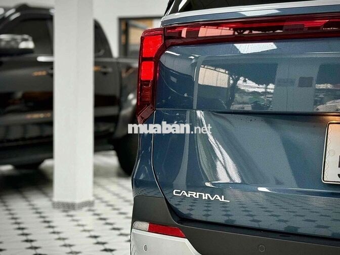 Kia Carnival 2024 2.2D Luxury 1v km Xanh