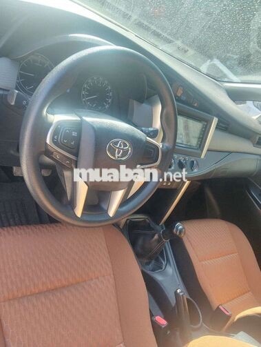 Toyota Innova 7 chỗ xăng số sàn bạc