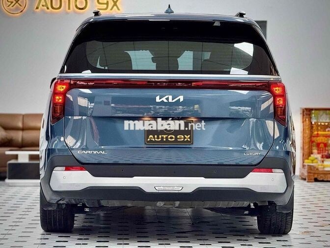 Kia Carnival 2024 2.2D Luxury 1v km Xanh
