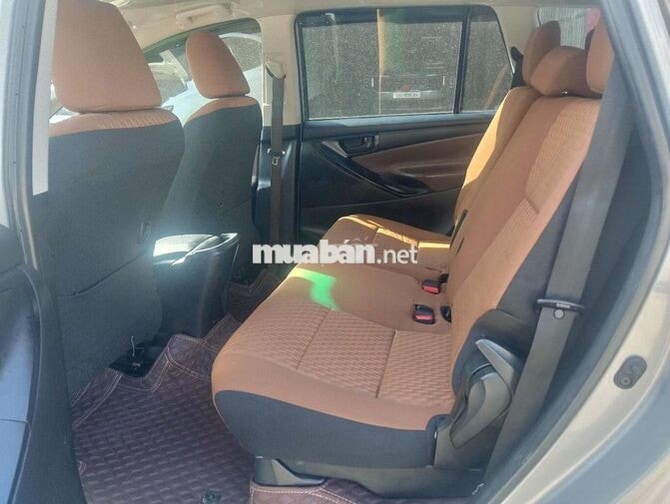 Toyota Innova 7 chỗ xăng số sàn bạc