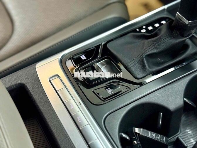 Kia Carnival 2024 2.2D Luxury 1v km Xanh