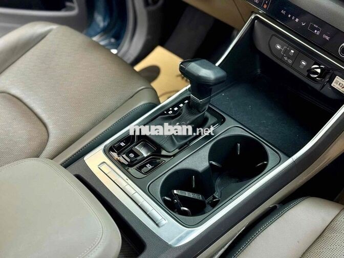 Kia Carnival 2024 2.2D Luxury 1v km Xanh