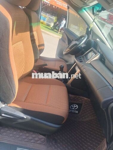 Toyota Innova 7 chỗ xăng số sàn bạc