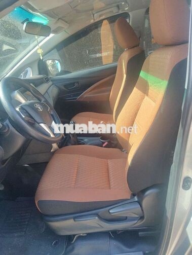 Toyota Innova 7 chỗ xăng số sàn bạc