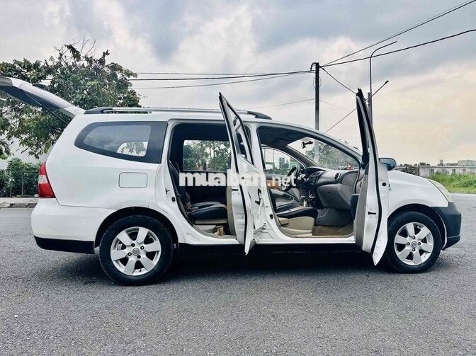 Nissan Grand Livina 2012 STD nhập Nhật 7 chỗ Trắng