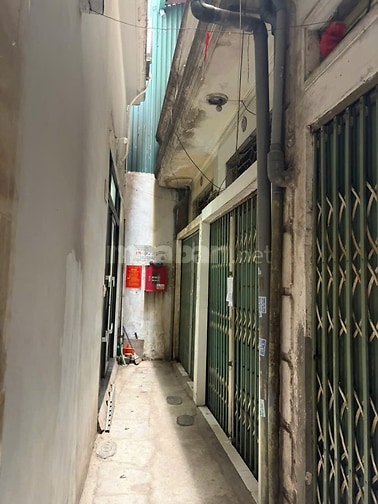 Chính chủ bán nhà 3 tầng cũ, diện tích 35 m2, mặt tiền 5m, ngõ trại cá