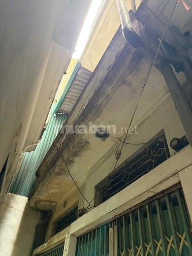 Chính chủ bán nhà 3 tầng cũ, diện tích 35 m2, mặt tiền 5m, ngõ trại cá