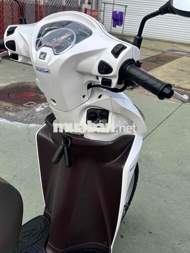 Honda Vision màu trắng SMK