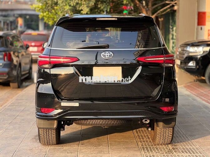 Toyota Fortuner Legender 7 chỗ Đen