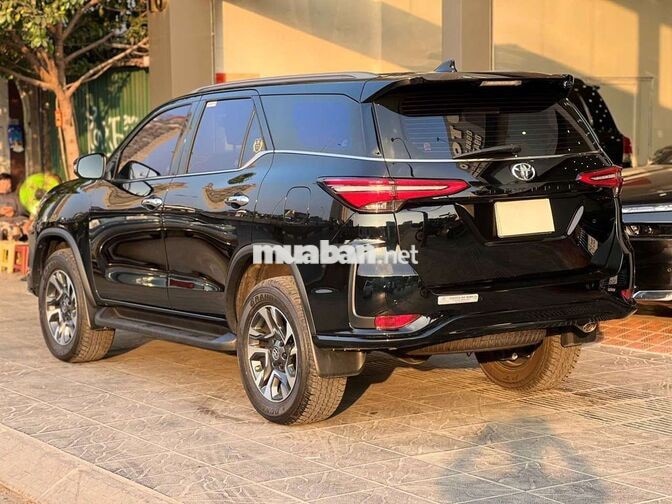 Toyota Fortuner Legender 7 chỗ Đen