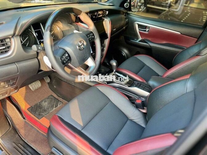 Toyota Fortuner Legender 7 chỗ Đen