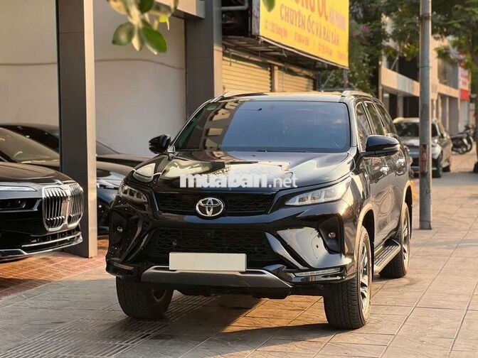 Toyota Fortuner Legender 7 chỗ Đen