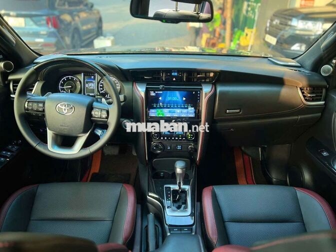 Toyota Fortuner Legender 7 chỗ Đen