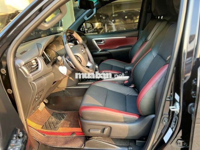 Toyota Fortuner Legender 7 chỗ Đen