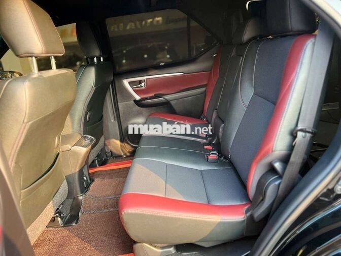 Toyota Fortuner Legender 7 chỗ Đen
