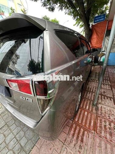 Toyota Innova 2016 2.0E vàng đồng ánh kim