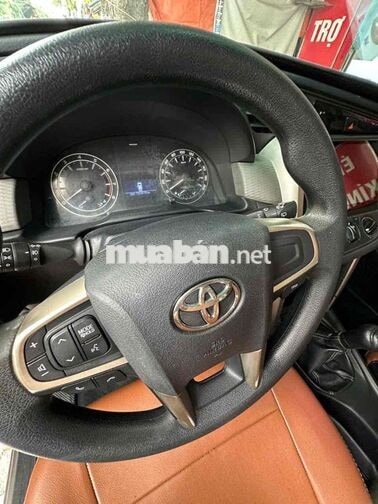 Toyota Innova 2016 2.0E vàng đồng ánh kim
