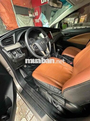 Toyota Innova 2016 2.0E vàng đồng ánh kim
