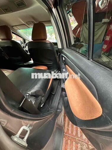 Toyota Innova 2016 2.0E vàng đồng ánh kim
