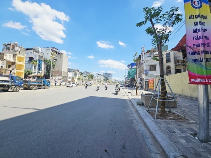 Bán nhà Nguyễn Phúc Lai sát phố mới La Thành, Dt 65m2, 4t, mt 5.1m.