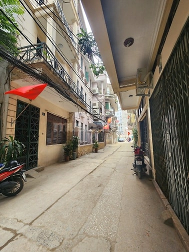 Bán nhà Nguyễn Phúc Lai sát phố mới La Thành, Dt 65m2, 4t, mt 5.1m.