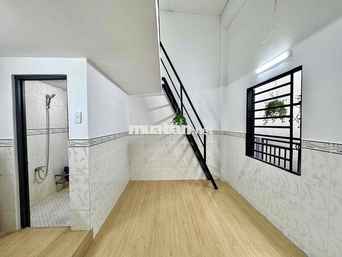 Cho thuê phòng gác cửa sổ trời máy lạnh gần VHU Bình Long Hoà Bình