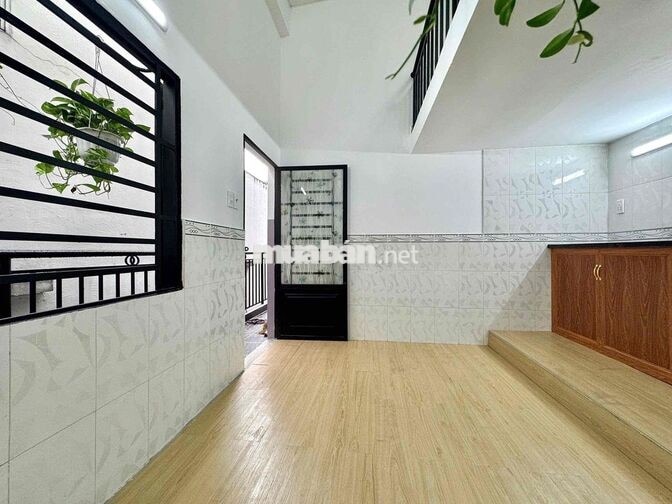 Cho thuê phòng gác cửa sổ trời máy lạnh gần VHU Bình Long Hoà Bình