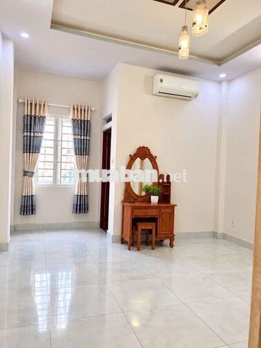 CHO THUÊ NHÀ 3 LẦU MỚI ĐẸP FULL NỘI THẤT HẺM ĐƯỜNG HUỲNH THỊ HAI Q12 