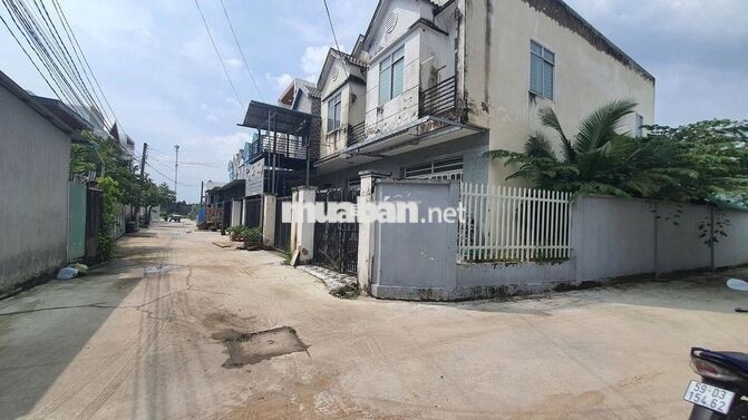 Nhà lầu 2 tầng Khu công nghiệp Cầu Tràm, sát mặt tiền đường DT826 