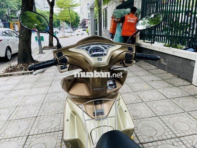 Honda Air Blade 125cc màu vàng đồng