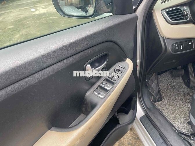 Kia Rondo 2016 7 chỗ màu Bạc