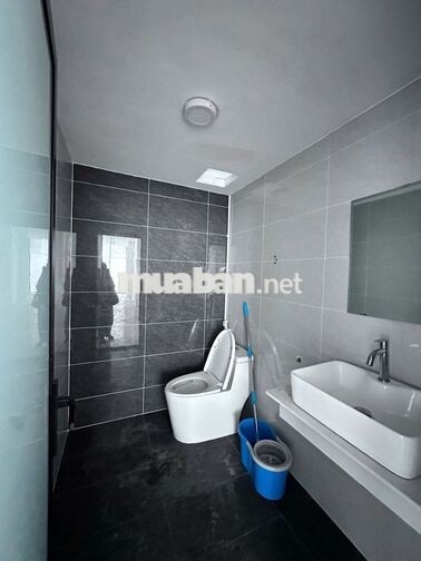 CHO THUÊ NHÀ hơn 1.000m2 MẶT TIỀN TRẦN QUANG KHẢI TÂN ĐỊNH QUẬN 1 