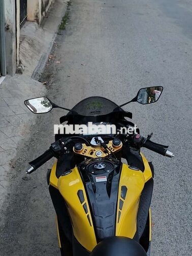 Yamaha YZF-R15 màu vàng đen