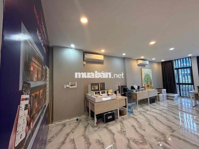 văn phòng 100m2 full nt, ngăn kính sẵn phòng GĐ có thang máy