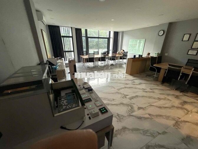 văn phòng 100m2 full nt, ngăn kính sẵn phòng GĐ có thang máy