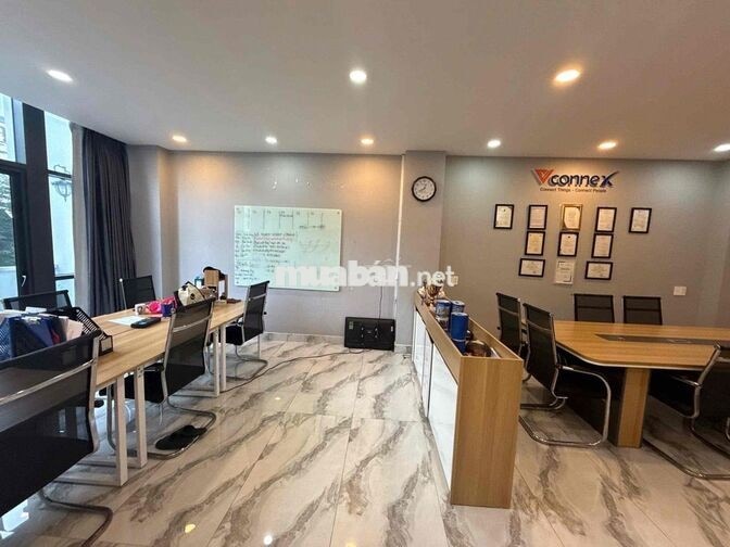 văn phòng 100m2 full nt, ngăn kính sẵn phòng GĐ có thang máy