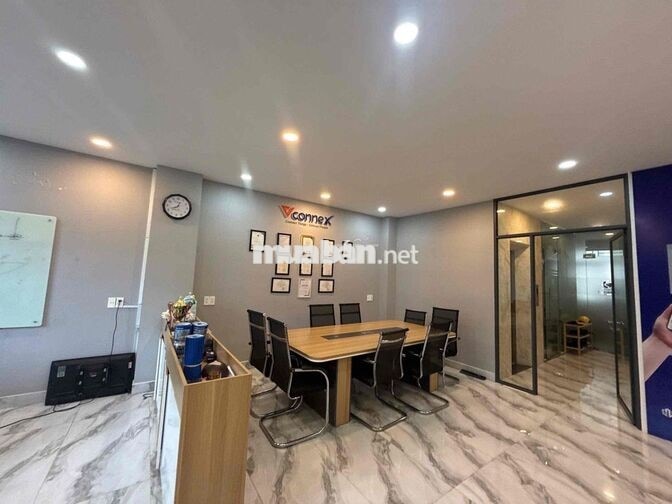 văn phòng 100m2 full nt, ngăn kính sẵn phòng GĐ có thang máy