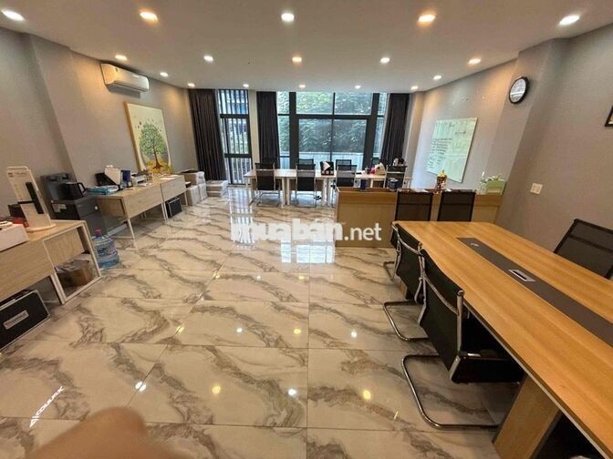 văn phòng 100m2 full nt, ngăn kính sẵn phòng GĐ có thang máy