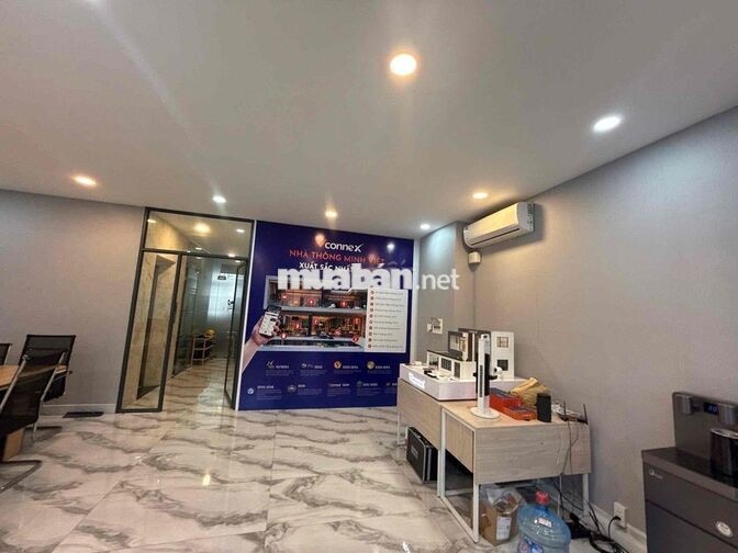 văn phòng 100m2 full nt, ngăn kính sẵn phòng GĐ có thang máy