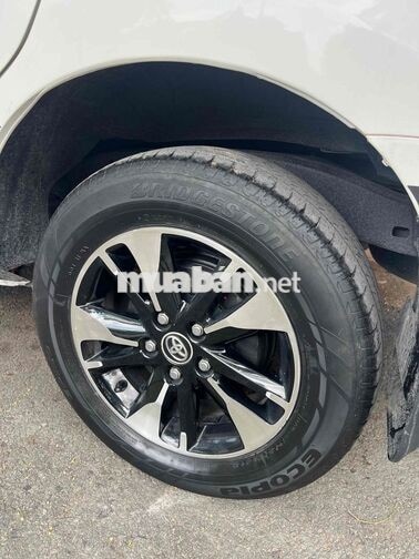 Toyota Innova 7 chỗ số sàn xăng trắng 97.452 km