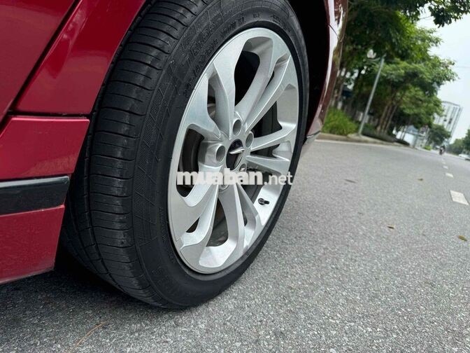 VinFast Lux A2.0 5 chỗ tự động màu Đỏ