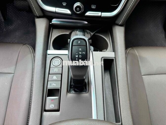 VinFast Lux A2.0 5 chỗ tự động màu Đỏ