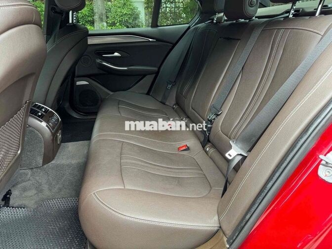 VinFast Lux A2.0 5 chỗ tự động màu Đỏ