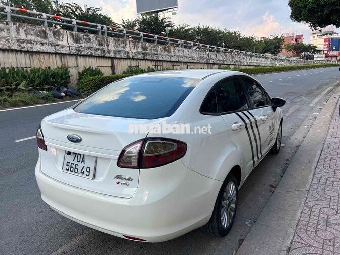 Ford Fiesta Sedan Tự động Trắng