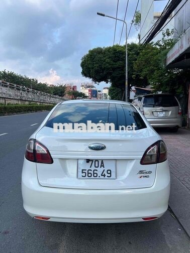 Ford Fiesta Sedan Tự động Trắng