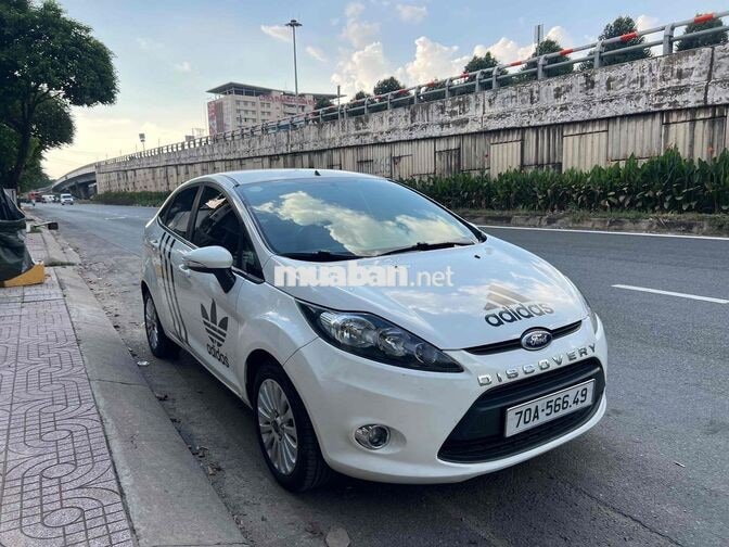 Ford Fiesta Sedan Tự động Trắng