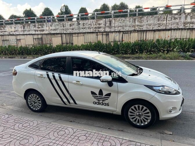 Ford Fiesta Sedan Tự động Trắng